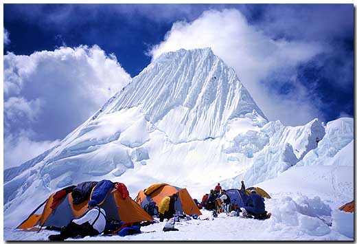 TURISTAS EN EL NEVADO ALPAMAYO